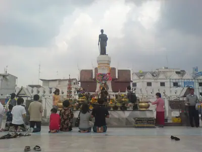 Mensen bidden en brengen offers voor het Thao Suranari-monument (Ya Mo) in Nakhon Ratchasima