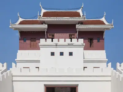 De wit-rode Chum Phon-poort van de oude stadsmuur van Korat tegen een blauwe lucht