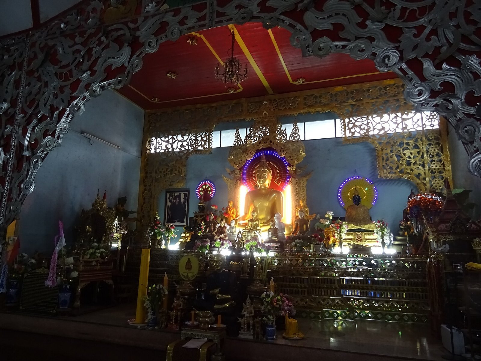 Altar in Wat Chong Kham in Mae Hong Son (photo: Christophe95, CC BY-SA 4.0, Wikimedia Commons)