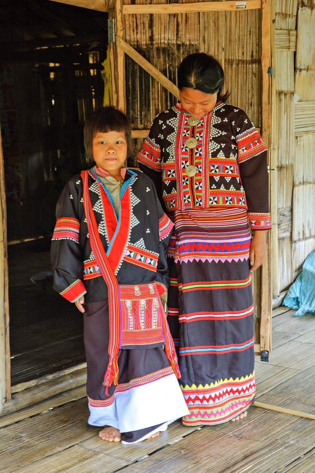 Lisu girls in traditional costume in Tha Ton (photo: Everhard van Eimeren, CC BY-SA 4.0, Wikimedia Commons)