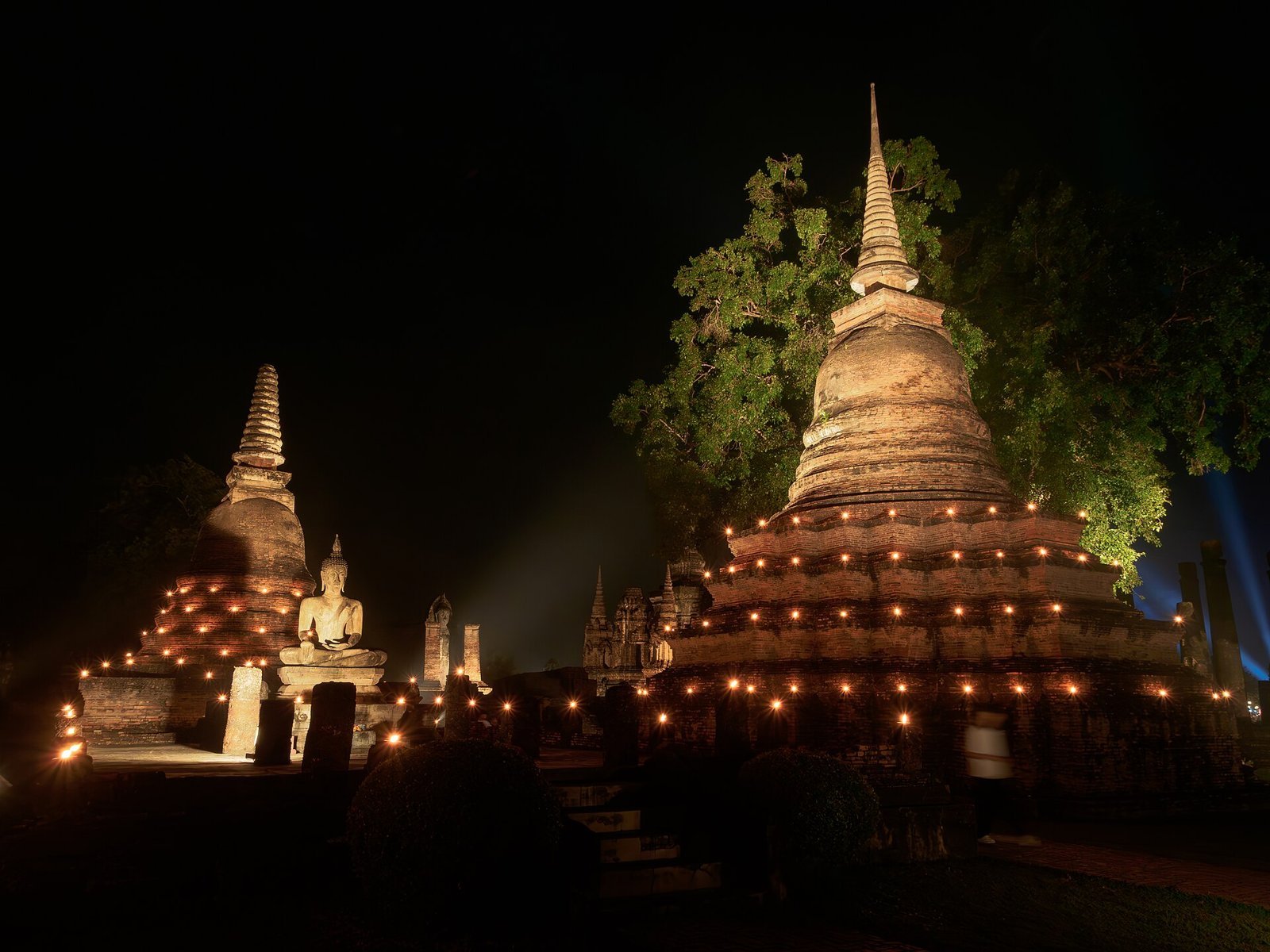 Loy Krathong at Sukhothai Historical Park: illuminated chedis at night (photo: Tang2bar, CC BY-SA 4.0, Wikimedia Commons)