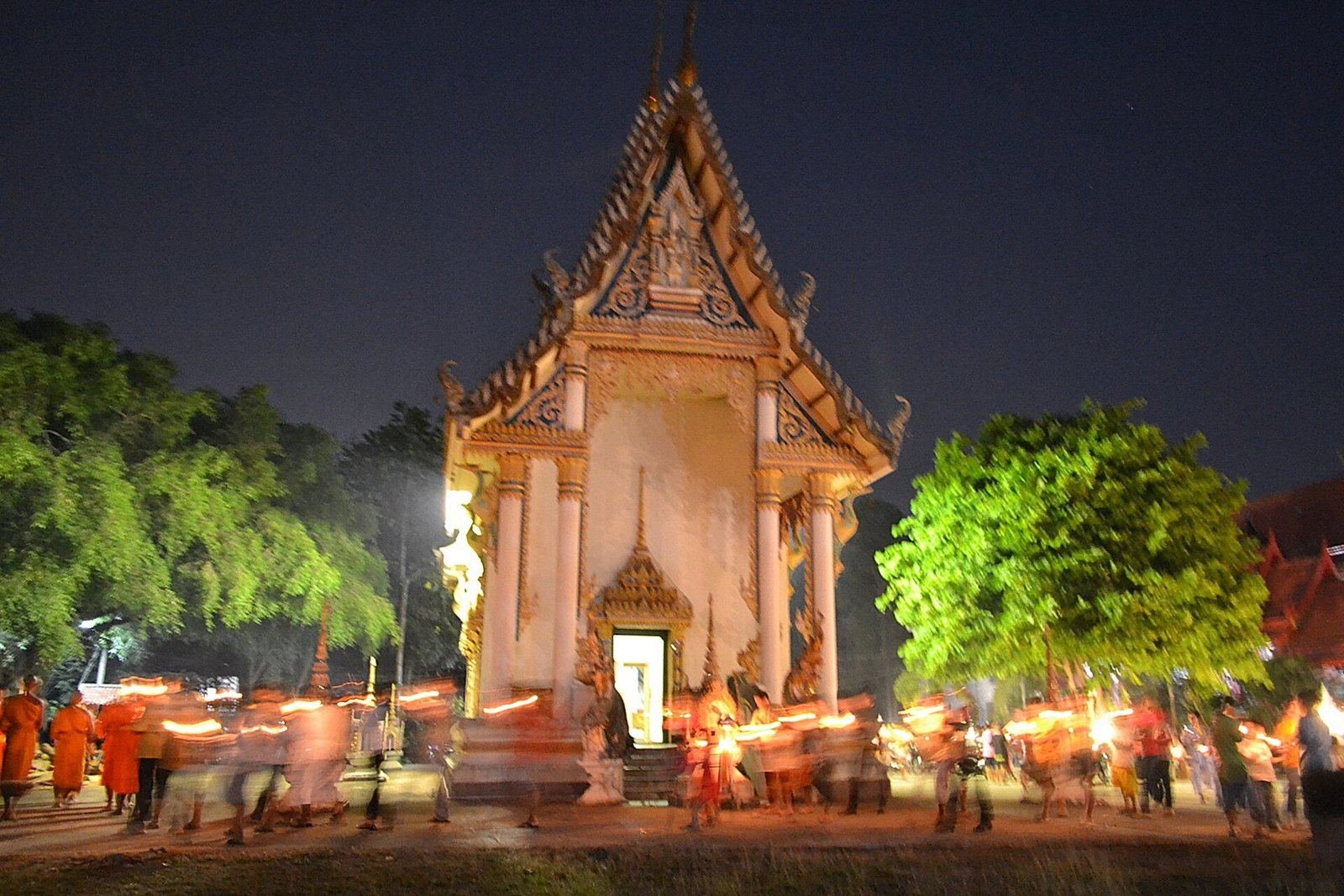 Makha Bucha at Wat Khung Taphao: candlelit procession around the temple hall at night (photo: เทวประภาส มากคล้าย, CC BY-SA 3.0, Wikimedia Commons)