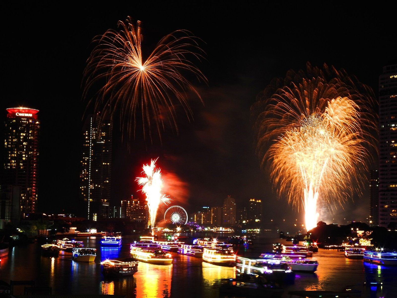 Fireworks over the Chao Phraya River in Bangkok at New Year (photo: PEAK99, CC BY 3.0, Wikimedia Commons)
