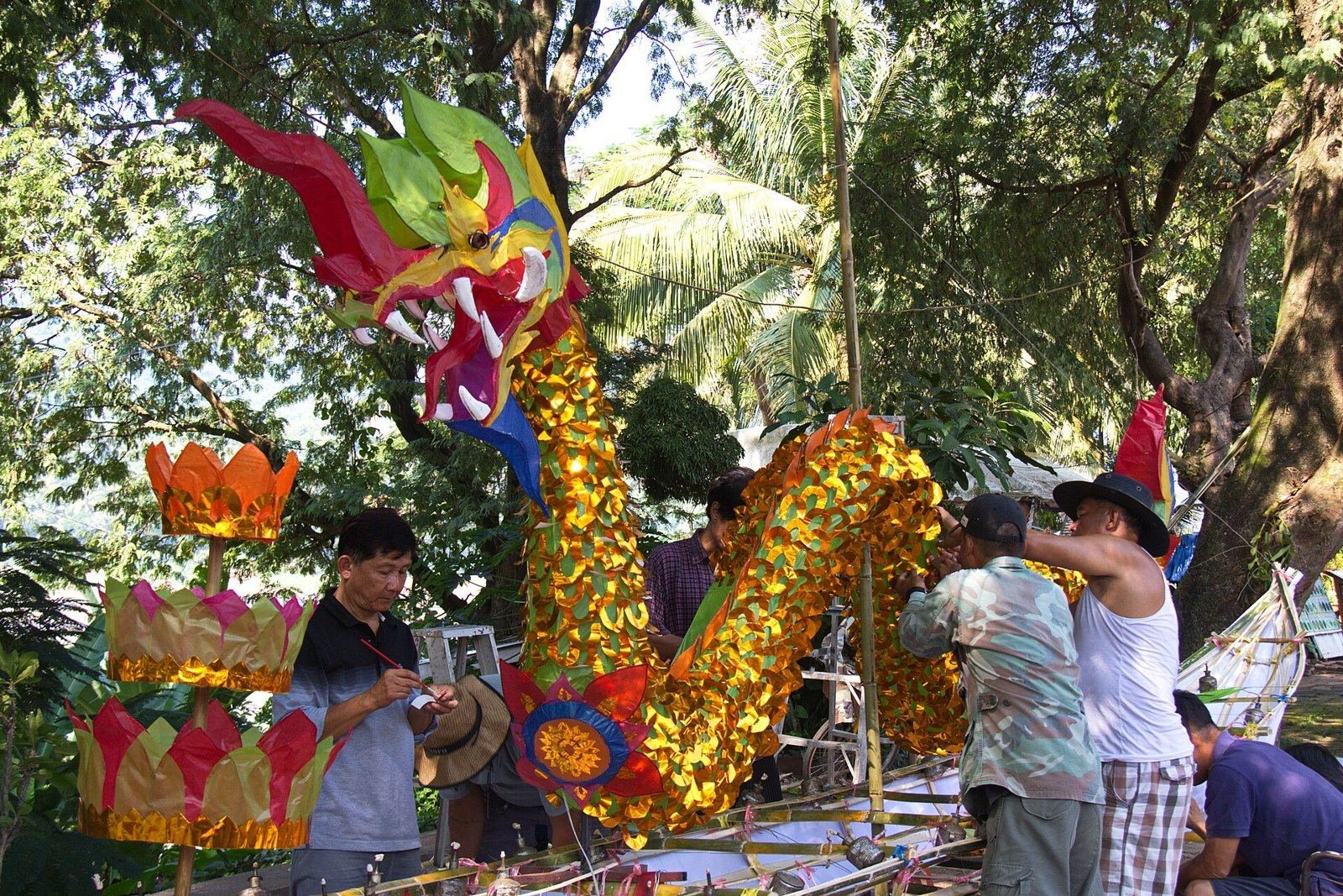 Voorbereiding van Ok Phansa: versierde naga-figuur voor het festival (foto: ASITRAC, CC BY-SA 4.0, Wikimedia Commons)
