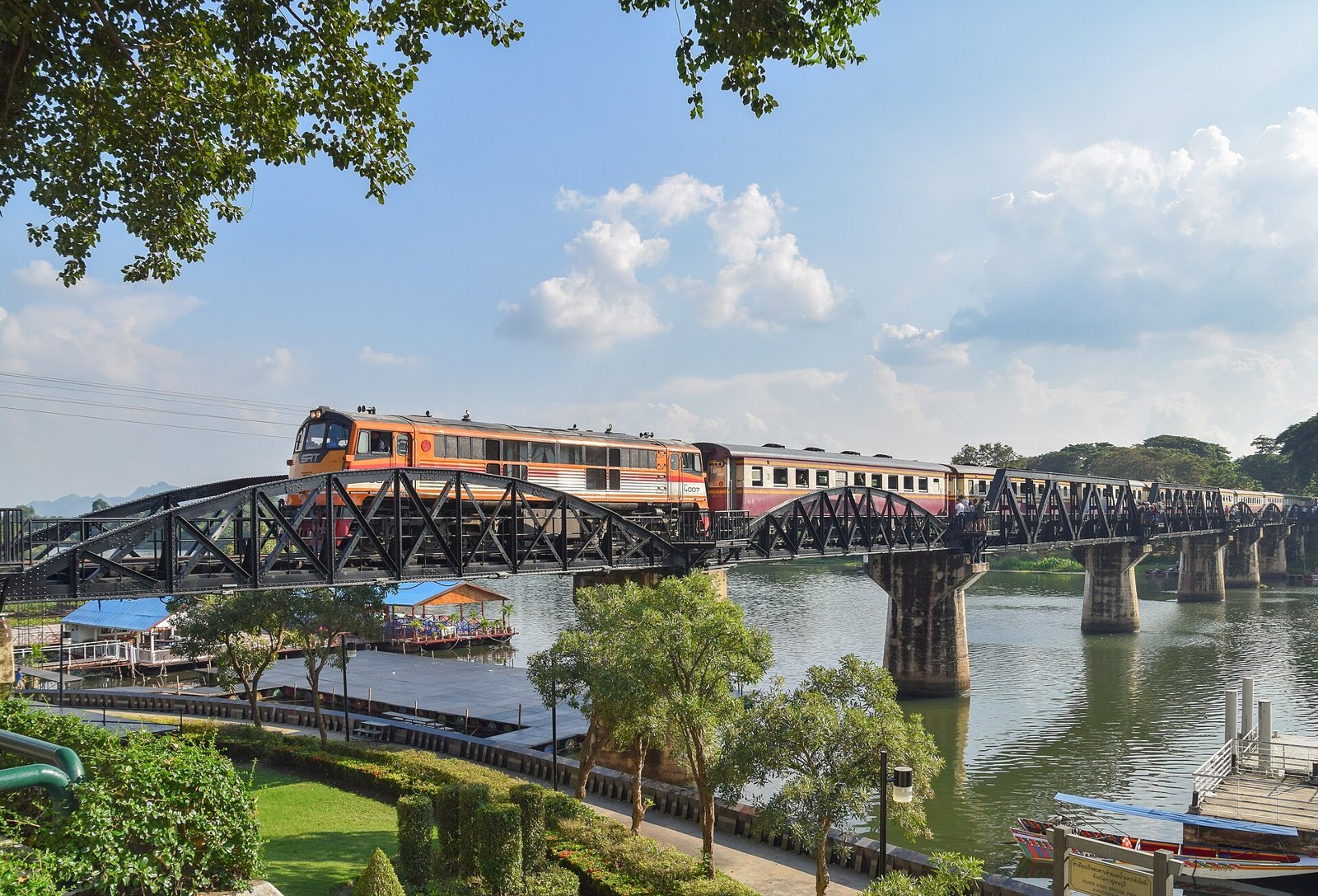Train on the bridge over the River Kwai in Kanchanaburi (photo: Krzysztof Golik, CC BY-SA 4.0, Wikimedia Commons)