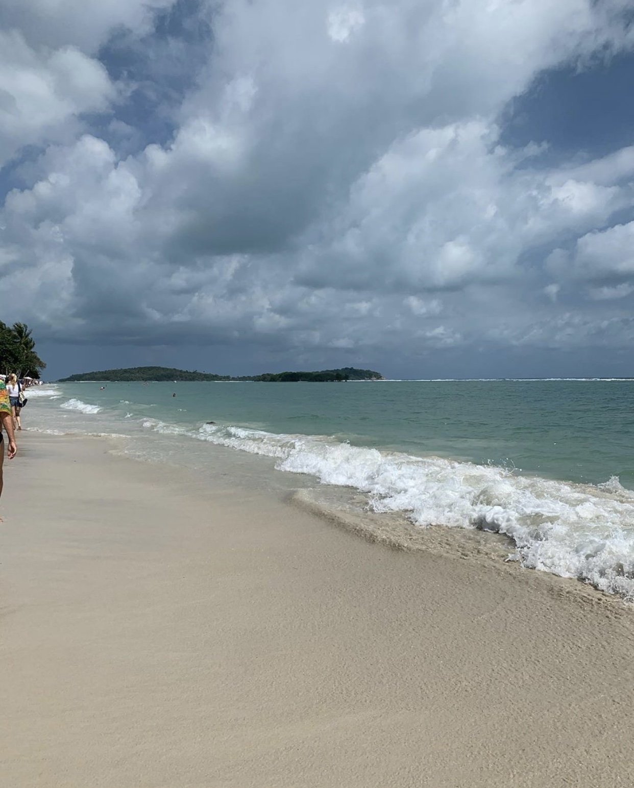Quiet sandy beach with gentle surf and a headland on Koh Samui - illustrative image of the island, not of the buffalo fights (photo: Sonia Selivonchik, CC BY-SA 4.0, Wikimedia Commons)