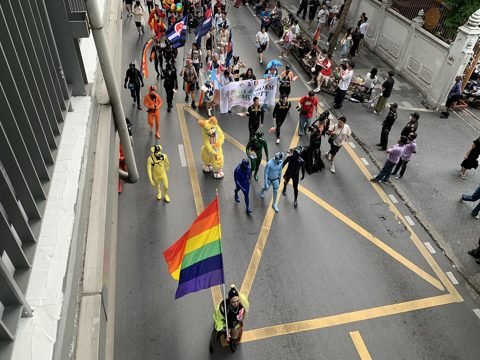 Bangkok Pride-optocht 2024 gezien van bovenaf