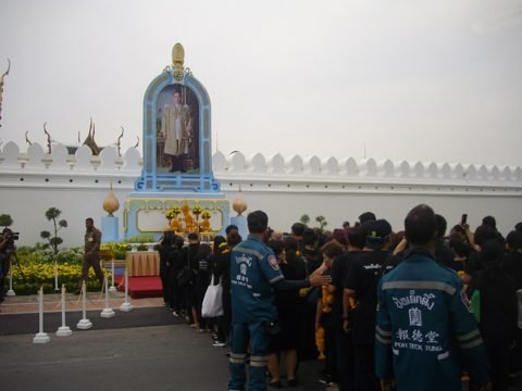 Rouw om koning Bhumibol voor het Groot Paleis in Bangkok