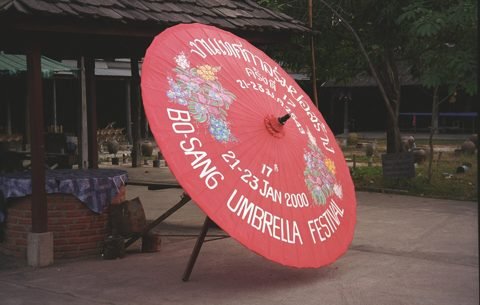 Grote rode handbeschilderde papieren paraplu met de tekst 'Bo Sang Umbrella Festival' in Bo Sang