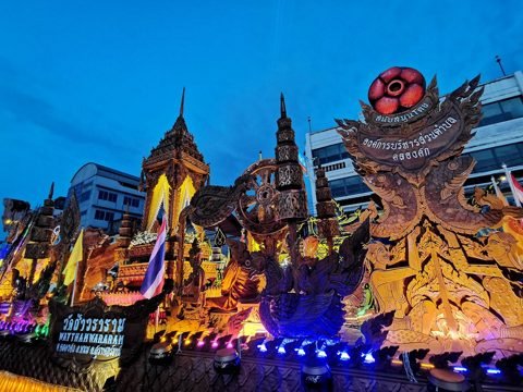 Versierde Chak Phra-praalwagens in Surat Thani