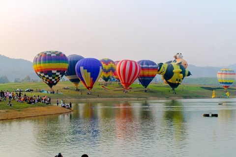 Luchtballonnen bij het Singha Park International Balloon Fiesta
