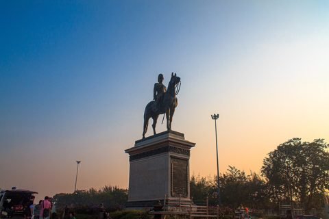 Ruiterstandbeeld van koning Chulalongkorn in Bangkok bij zonsopgang