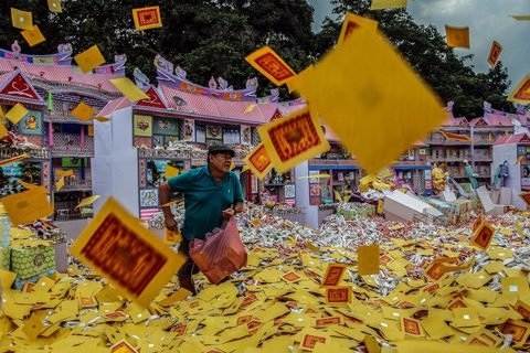 Papieren offergaven bij een heiligdom tijdens het Hungry Ghost Festival