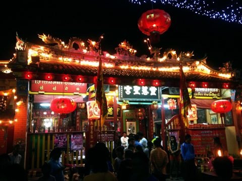 Leng Chu Kiang-heiligdom in Pattani bij nacht
