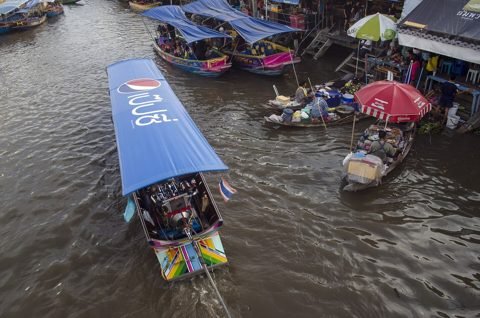 Bootjes op het kanaal bij de drijvende markt van Amphawa