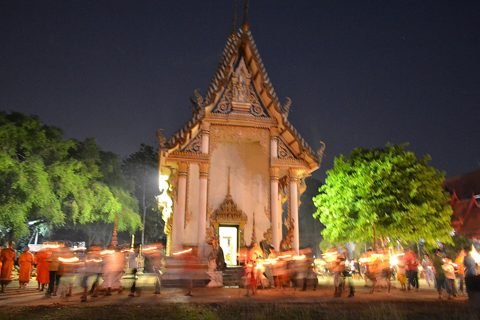 Makha Bucha bij Wat Khung Taphao: wiantian-optocht bij het tempelgebouw in de nacht