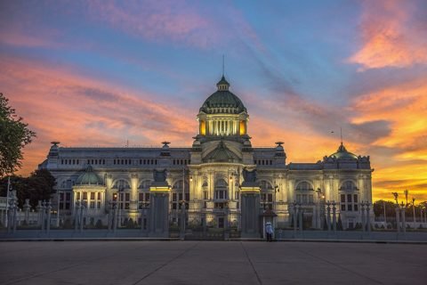 Ananta Samakhom-troonzaal in Bangkok in ochtendlicht, gefotografeerd op de Nationale Moederdag van Thailand, 12 augustus 2017