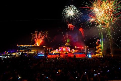 Vuurwerk en podium tijdens Chinees nieuwjaar in Nakhon Sawan
