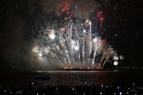 Vuurwerk boven de baai van Pattaya