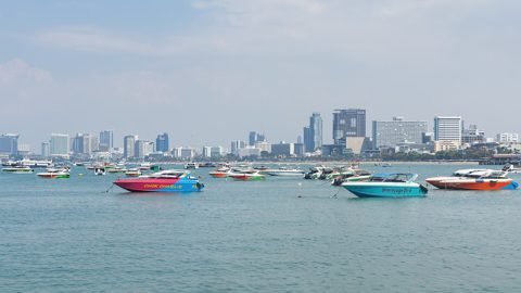 Skyline van Pattaya gezien vanaf de pier