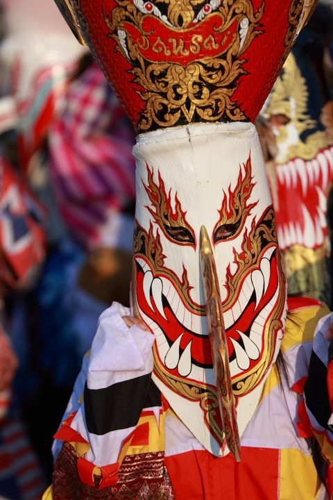 Phi Ta Khon-masker en kleurrijk kostuum in Dan Sai