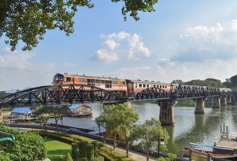 Trein op de brug over de rivier Kwai in Kanchanaburi