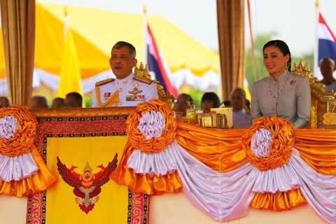 Koninklijke ploegceremonie met koning en koningin onder de baldakijnen
