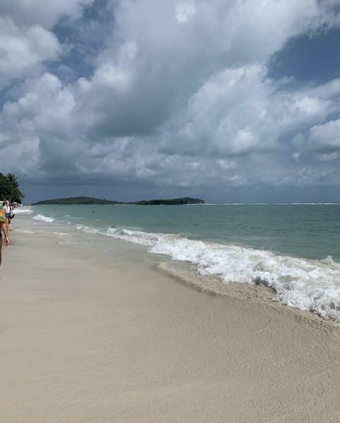 Rustig zandstrand met zachte branding en een landtong op Koh Samui - sfeerbeeld van het eiland, niet van de buffelgevechten