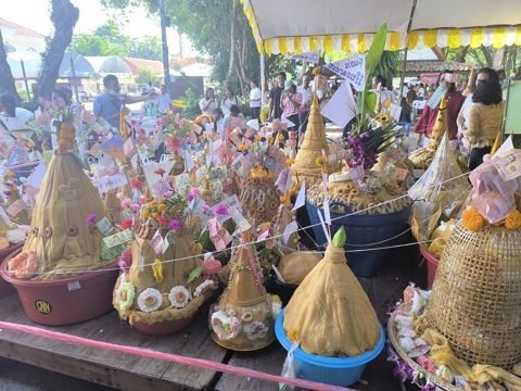 Offergaven voor Sart Duan Sip in Zuid-Thailand