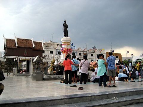 Standbeeld van Thao Suranari in Nakhon Ratchasima met bezoekers