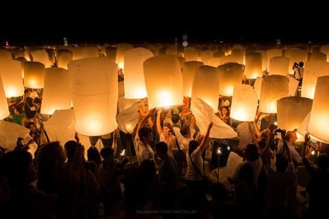 Yi Peng in Chiang Mai: menigte laat lichtgevende lantaarns op