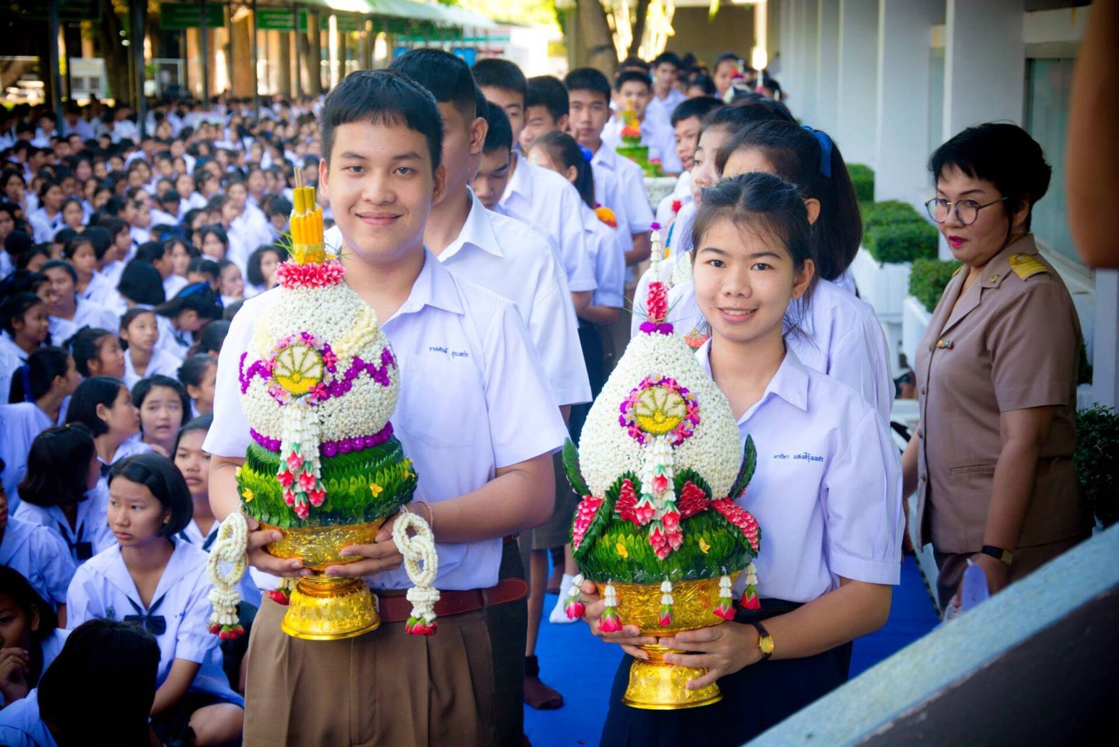 Students holding flower offerings (phan wai khru) on Teachers’ Day (photo: Pitpisit, CC BY-SA 4.0, Wikimedia Commons)