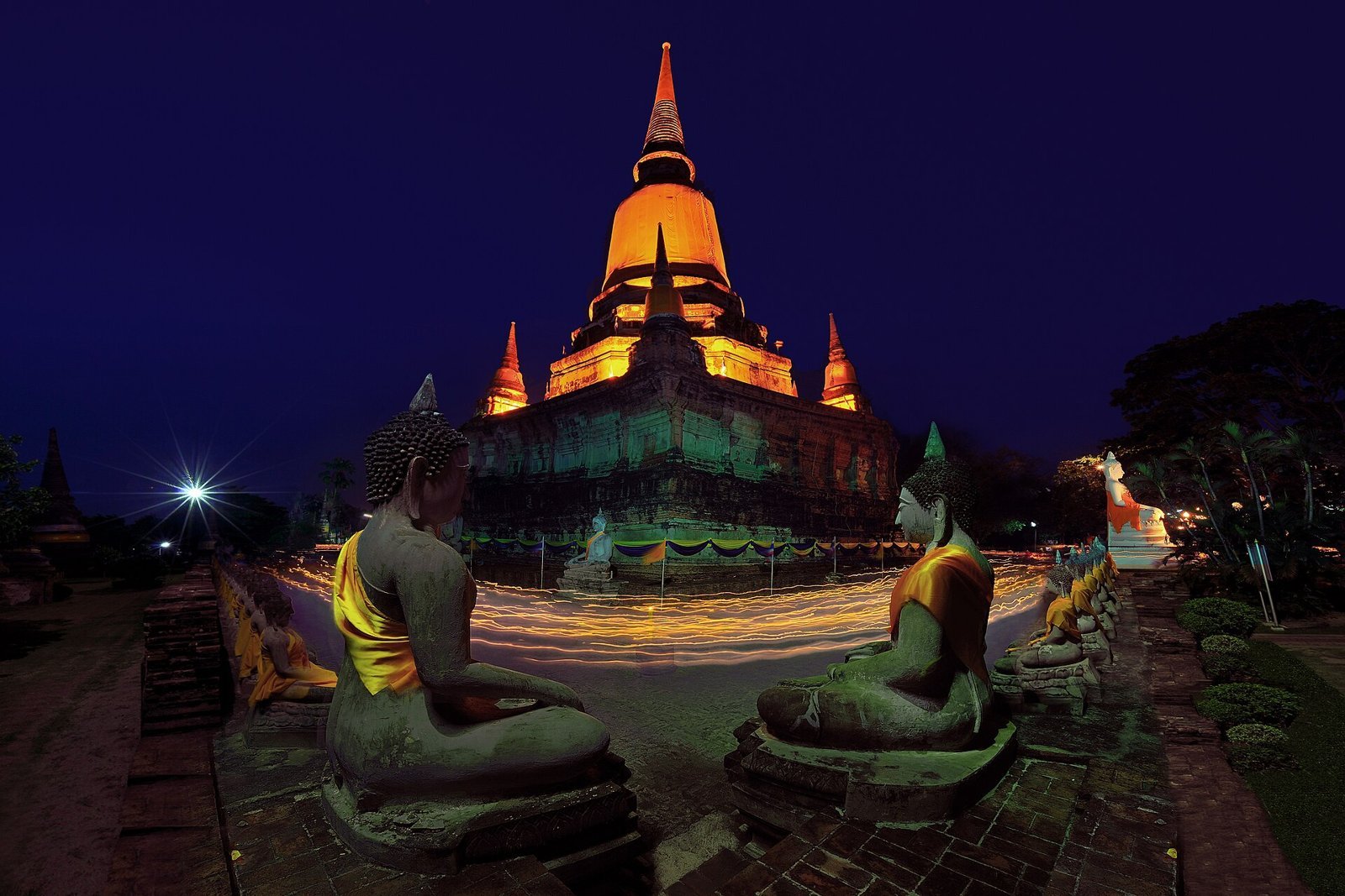 Visakha Bucha: candlelight procession around the stupa of Wat Yai Chaimongkhon in Ayutthaya (photo: Leelaryonkul, CC BY-SA 4.0, Wikimedia Commons)