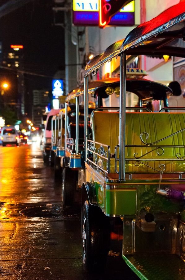 Above Eleven, rooftopbar in Bangkok – foto van de straat