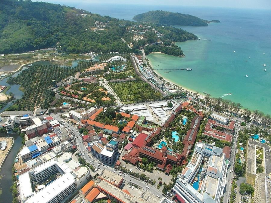Andaman Sky Lounge, rooftopbar in Phuket – foto van de omgeving