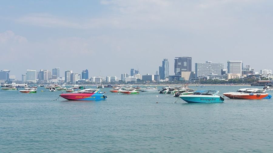 BARBÙ Rooftop, rooftopbar in Pattaya – foto van de skyline