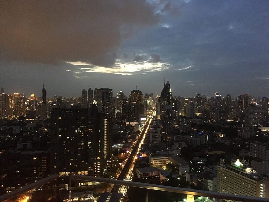Octave Rooftop Lounge & Bar, rooftopbar in Bangkok – foto van uitzicht vanaf de bar