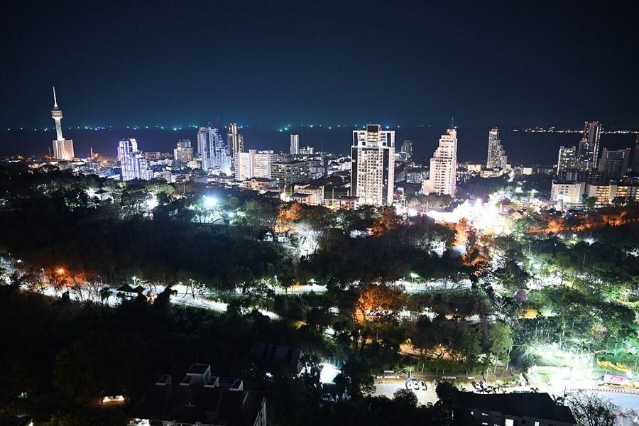 The Sky 32, rooftopbar in Pattaya – foto van de skyline