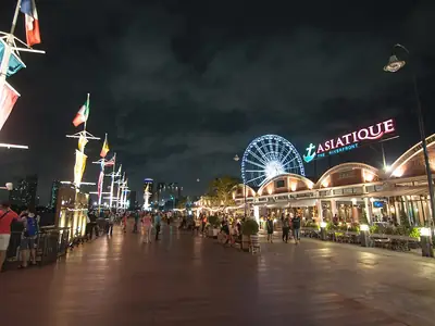 Waterfront promenade of Asiatique, a mall / night market in Bangkok, Thailand