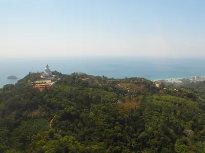 Uitzicht over de kust vanaf de heuvel, Big Buddha Phuket