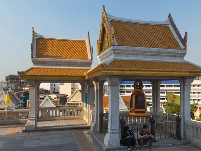 Vergulde paviljoen op het tempelterras, Wat Traimit