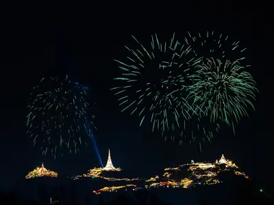 Vuurwerk boven de verlichte heuvel, Phra Nakhon Khiri