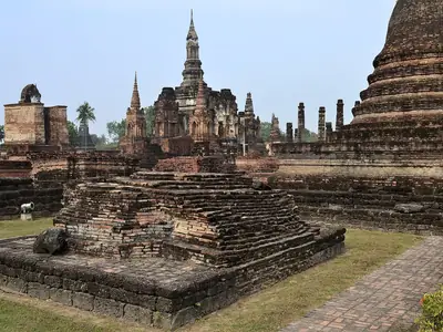 Ruïnes en lotusknop-chedi, Wat Mahathat (Sukhothai)