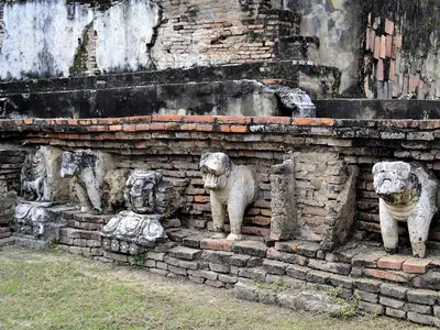 Stucfiguren langs de voet van de chedi, Wat Mahathat (Sukhothai)