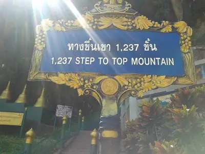 Bord bij het begin van de 1.237 treden, Wat Tham Suea (Krabi)