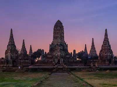 Silhouet van de prangs bij schemering, Wat Chaiwatthanaram