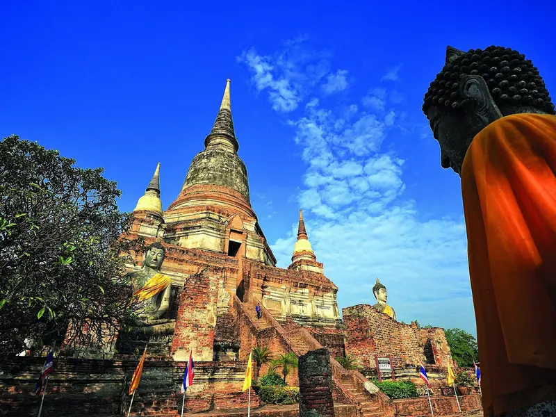 Grote chedi met een Boeddha in saffraankleurige doek, Wat Yai Chai Mongkhon