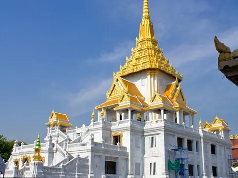 White and gold building that houses the Golden Buddha, Wat Traimit