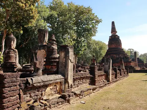 Laterite ruins and seated Buddhas, Wat Phra Kaeo (Kamphaeng Phet)