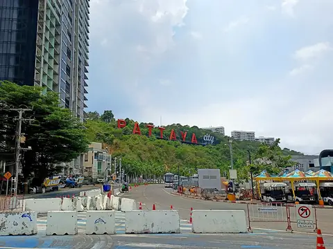 Надпись Pattaya City в Паттайе.